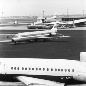 170829 Afbeelding van enkele vliegtuigen op de luchthaven Schiphol.